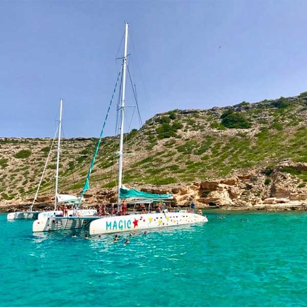 Magic Catamarans - Excursiones en catamarán por Roses (Costa Brava)