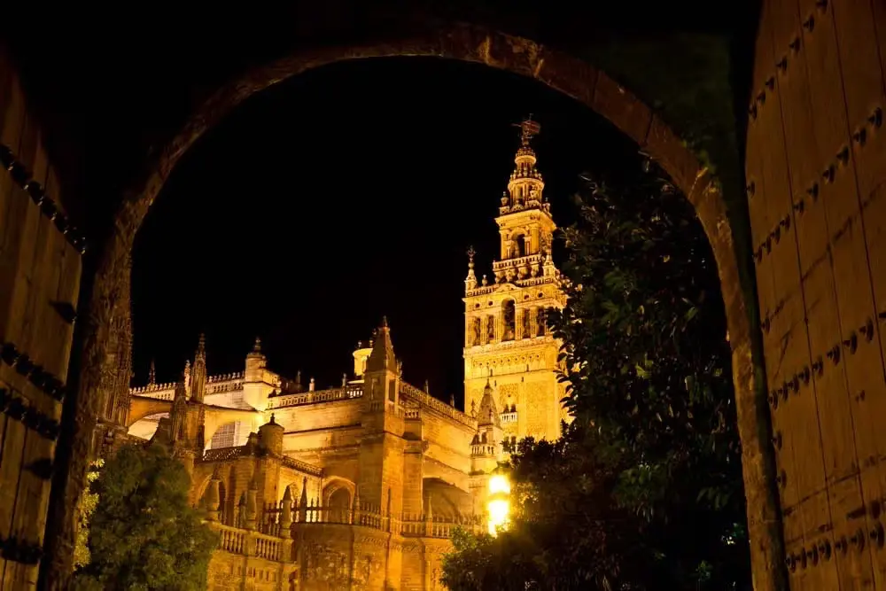 Visita Guiada en Sevilla: Tradiciones y Leyendas